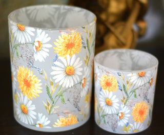 White and yellow daisies candle holder