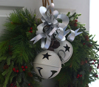 Set of 2 white bells with metal silver ribbon