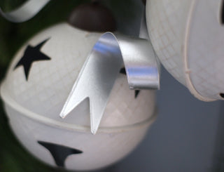 Set of 2 white bells with metal silver ribbon