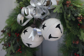 Set of 2 white bells with metal silver ribbon